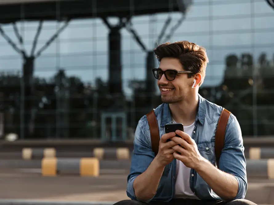 Chico contento al móvil - inbound marketing