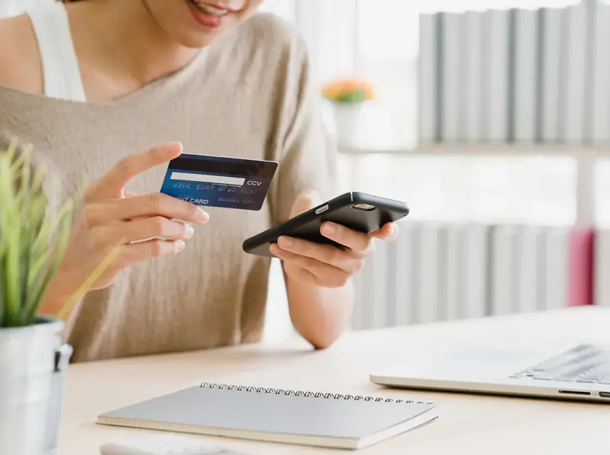Mujer con tarjeta de crédito comprando en e-commerce