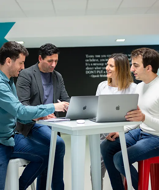 Equipo analizando servicios