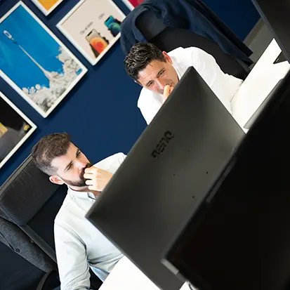 Víctor Caballero y Juan Barbero trabajando en la oficina de Pixel Innova