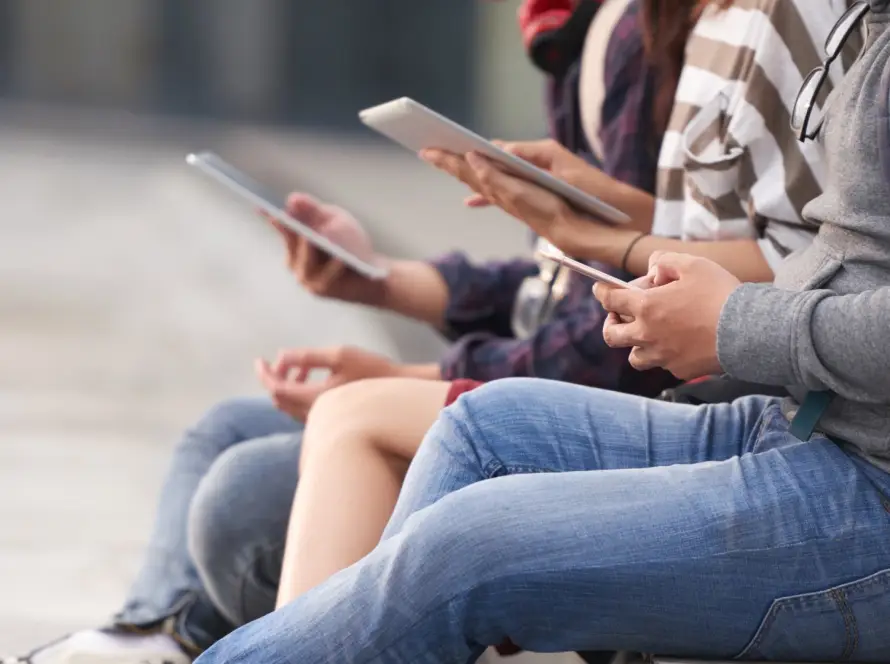 jóvenes utilizando dispositivos digitales al aire libre