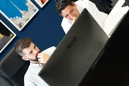 Víctor Caballero y Juan Barbero trabajando en la oficina de Pixel Innova